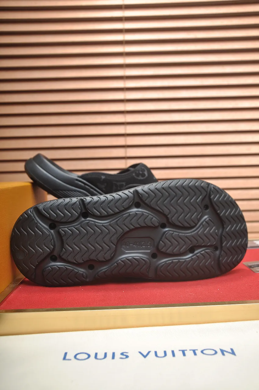 Men's men's shoes 💰340💶 [Louis Vuitton LV slippers] (high-end cowhide) counter 1:1 fashion style, a must-have for summer! The designer used LV’s iconic outsole. The original simple slippers instantly become fashionable! The upper is made of flexible special cowhide leather straps alternately, and the workmanship is exquisite! A must-have for stylish men in summer, size 38-45 (45 customized)